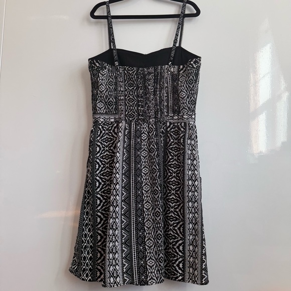 AEO Black & White Geometric Print Mini Dress with Pockets - Picture 2 of 6